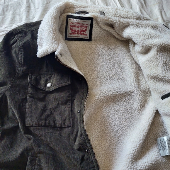 [SOLD] Unisex Levi's Vintage Corduroy Jacket with Sherpa Lining - Picture 7 of 12
